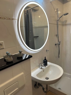 Douche, sèche-cheveux, savon, papier toilette