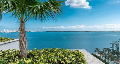 Brickell 3BR •Sleeps 8 •Wrap-Around L-Shaped Balcony •Skyline View •Free Parking