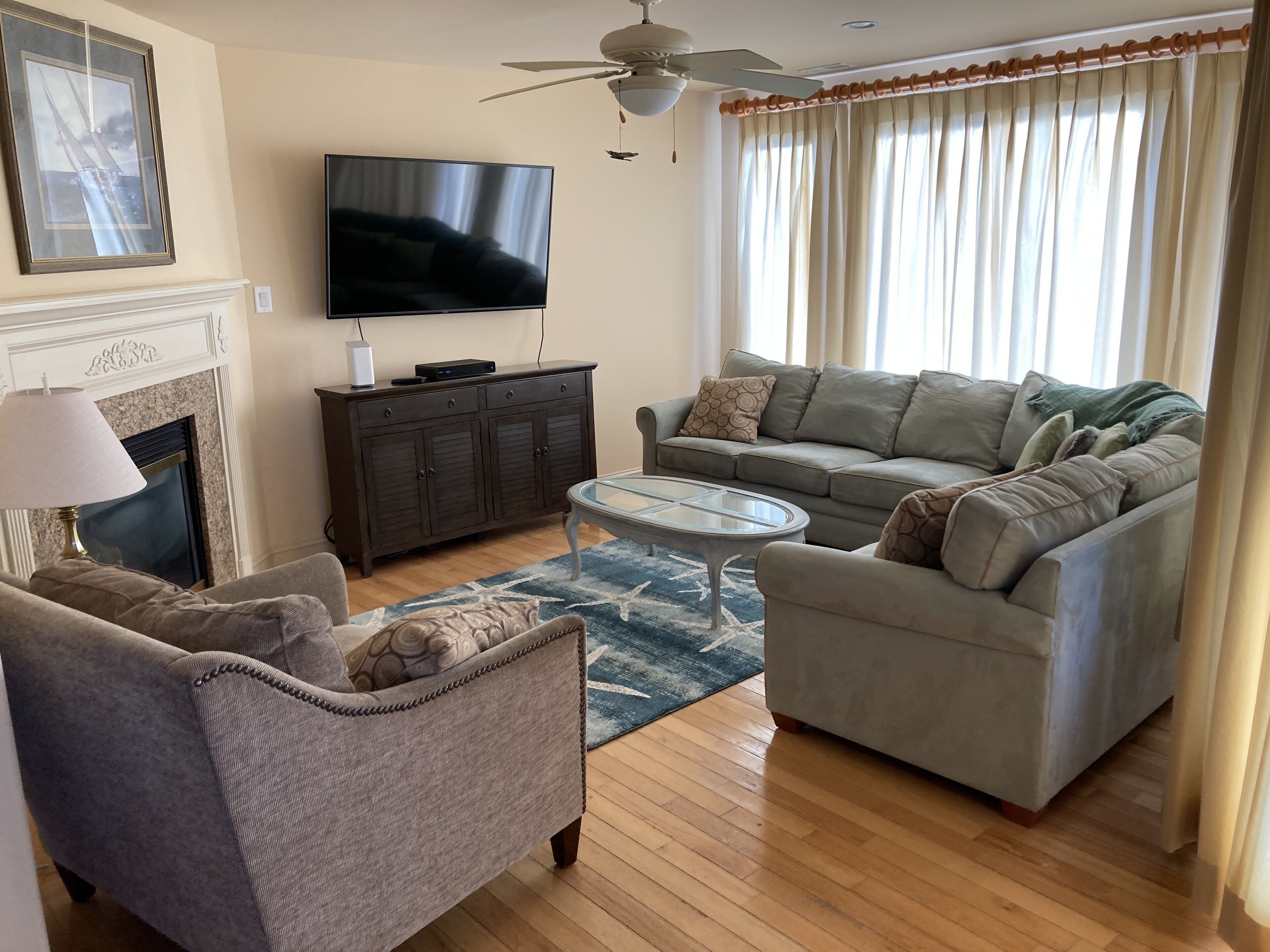 Smart TV, fireplace, DVD player, stereo