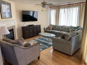 Smart-TV, Kamin, DVD-Player, Stereoanlage