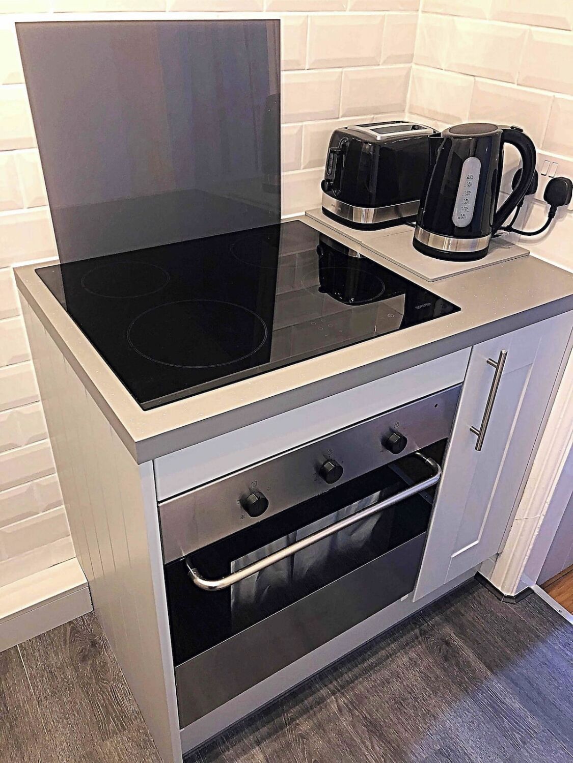 Frigorifero, microonde, forno, piano cottura