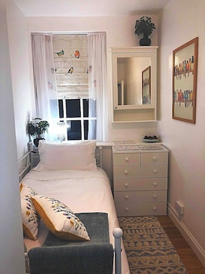 2 bedrooms, desk, free WiFi, bed sheets