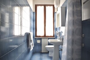 Duschwanne, Haartrockner, Bidet, Handtücher