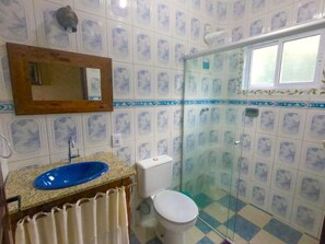 Shower, towels - Pousada Refugio Caiçara (Ilhabela)