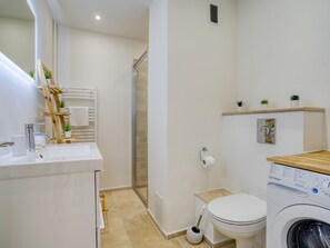 Dusche, kostenlose Toilettenartikel, Haartrockner, Handtücher