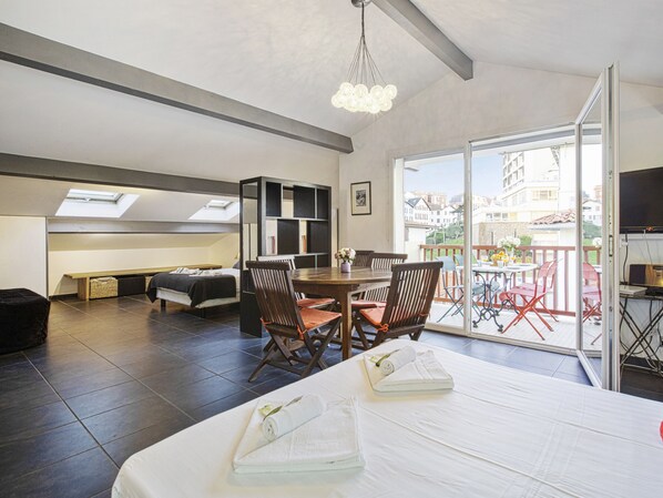 Tabla de planchar con plancha, wifi y ropa de cama