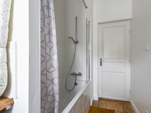 Bathtub, hair dryer, towels, soap - Duplex Amperio - Welkeys (Lambersart)