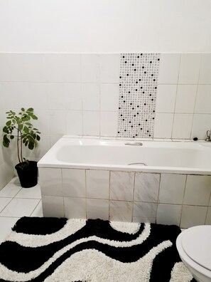 Combined shower/bathtub - NEW! Cozy apt mins away from Lilongwe Town & Centre (Lilongwe)