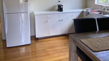 Refrigerador, microondas, cafetera y tetera y tetera eléctrica