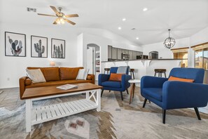 Smart-TV, filmbibliotek og stereoanlegg