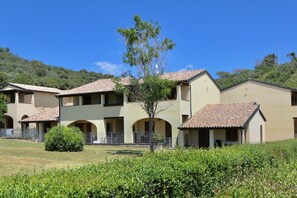 Exterior - Spacious three-room apartments (about 50 square meters), they are arranged as follows: <br>living room with kitchenette and double sofa bed, double bedroom, bedroom with one or two single beds and bathroom with shower. Equipped with patio with private ga (Campiglia Marittima)