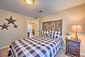 4 bedrooms, desk, iron/ironing board, Internet - 'Whispering Oaks' Broken Bow Cottage Near Hiking! (Broken Bow)