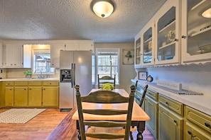 Fridge, microwave, stovetop, dishwasher - 'Whispering Oaks' Broken Bow Cottage Near Hiking! (Broken Bow)
