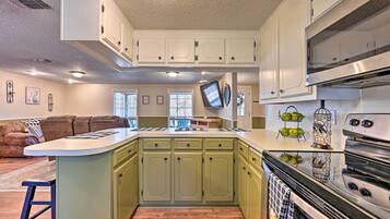 Réfrigérateur, micro-ondes, plaque de cuisson, lave-vaisselle