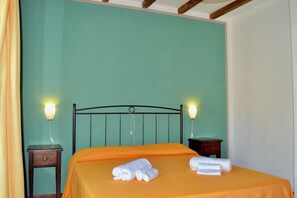 1 bedroom, travel crib, bed sheets