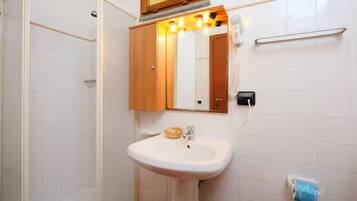 Douche, sĂšche-cheveux, bidet, serviettes fournies