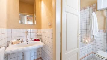 Combinazione doccia/vasca, asciugacapelli, bidet, asciugamani