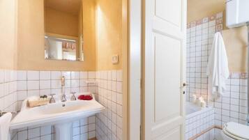 Duschwanne, Haartrockner, Bidet, Handtücher