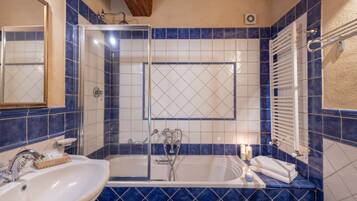 Combined shower/tub, hair dryer, bidet, towels