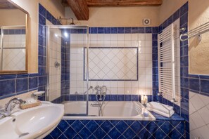 Duschwanne, Haartrockner, Bidet, Handtücher