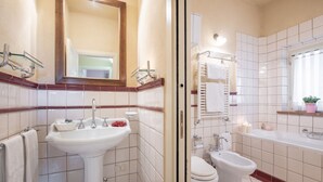 A bathroom with a sink, toilet, bidet, and bathtub. - Apartment in a historic Villa _"IL PALIO"_view & authentic hospitality in Siena (Siena)