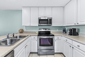 Fridge, microwave, oven, stovetop - Lighthouse 1207 - Premier Beach Front w Balcony - 2 King + Bunks - 3 pools (Gulf Shores)