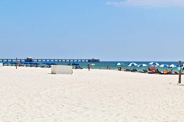 On the beach - Lighthouse 1207 - Premier Beach Front w Balcony - 2 King + Bunks - 3 pools (Gulf Shores)