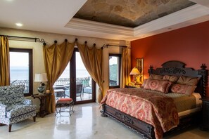 6 Schlafzimmer, Schreibtisch, Bügeleisen/Bügelbrett, Reisekinderbett