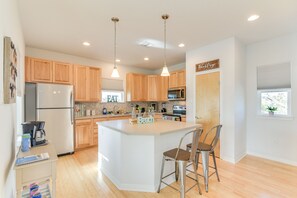 Fridge, microwave, stovetop, dishwasher