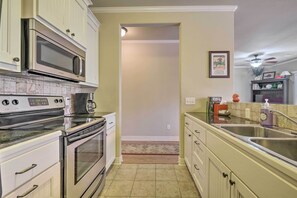 Geladeira, micro-ondas, cooktop, lava-louças