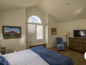 2 bedrooms, travel cot, WiFi