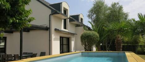 Lämmitetty uima-allas