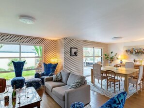 Flatskjerm-TV og peis