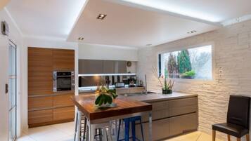 Réfrigérateur, four, lave-vaisselle, grille-pain