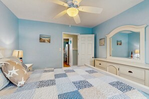 9 bedrooms, iron/ironing board, internet, bed sheets - Family-Friendly Compound with Balcony, Porch, Grill, & WiFi - Walk to Beach (Ocean City)