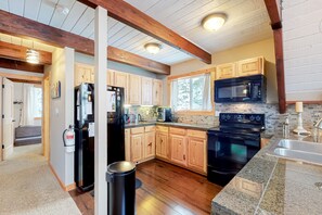 冰箱、微波炉、烤箱、炉灶