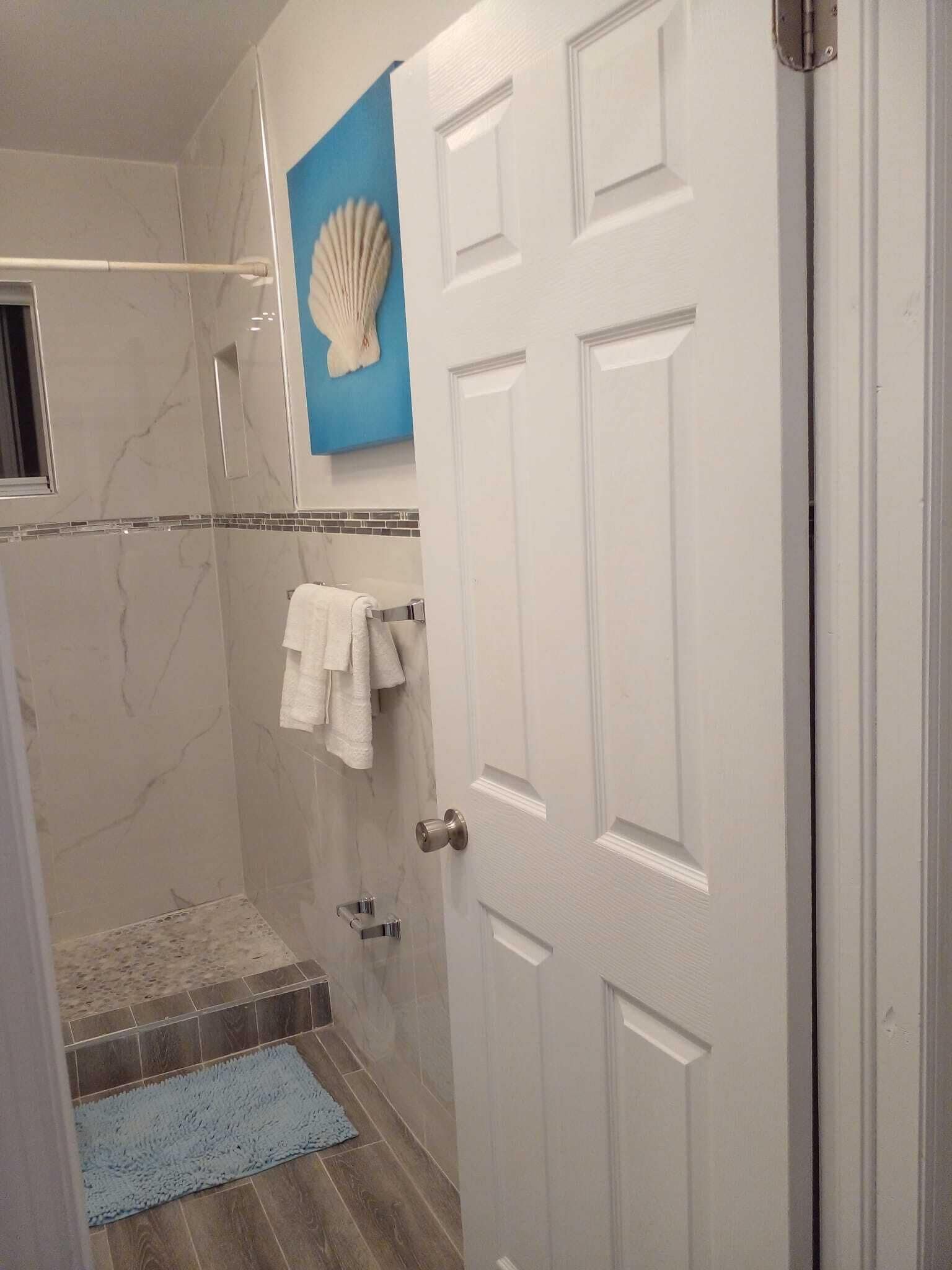 Douche, séchoir à cheveux, serviettes fournies, papier de toilette