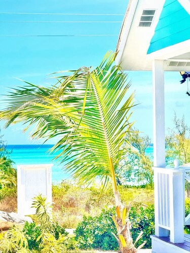 3-2 Minutes Away From The Beach,  Restuarant, Stores And Bars