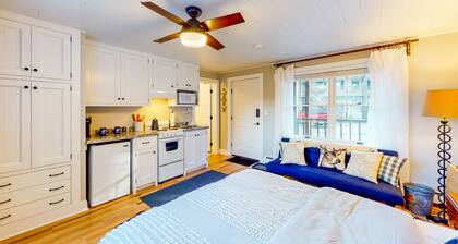 Cozy Studio Condo with Great Location, WiFi & Kitchenette