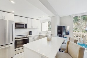 Køleskab, mikrobølgeovn, ovn, kogeplade