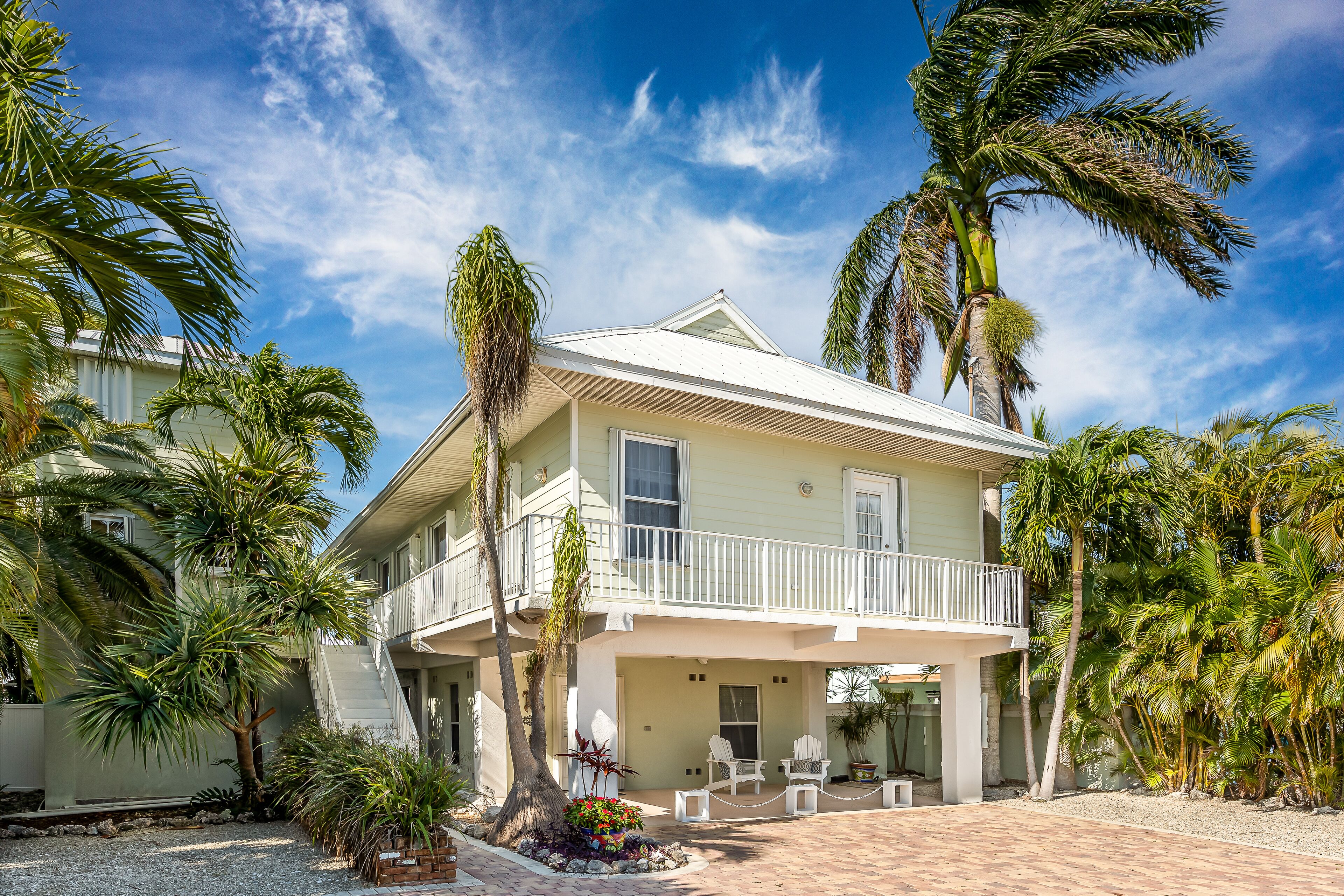 Canalfront house with private pool, WiFi, private washer/dryer, and central AC