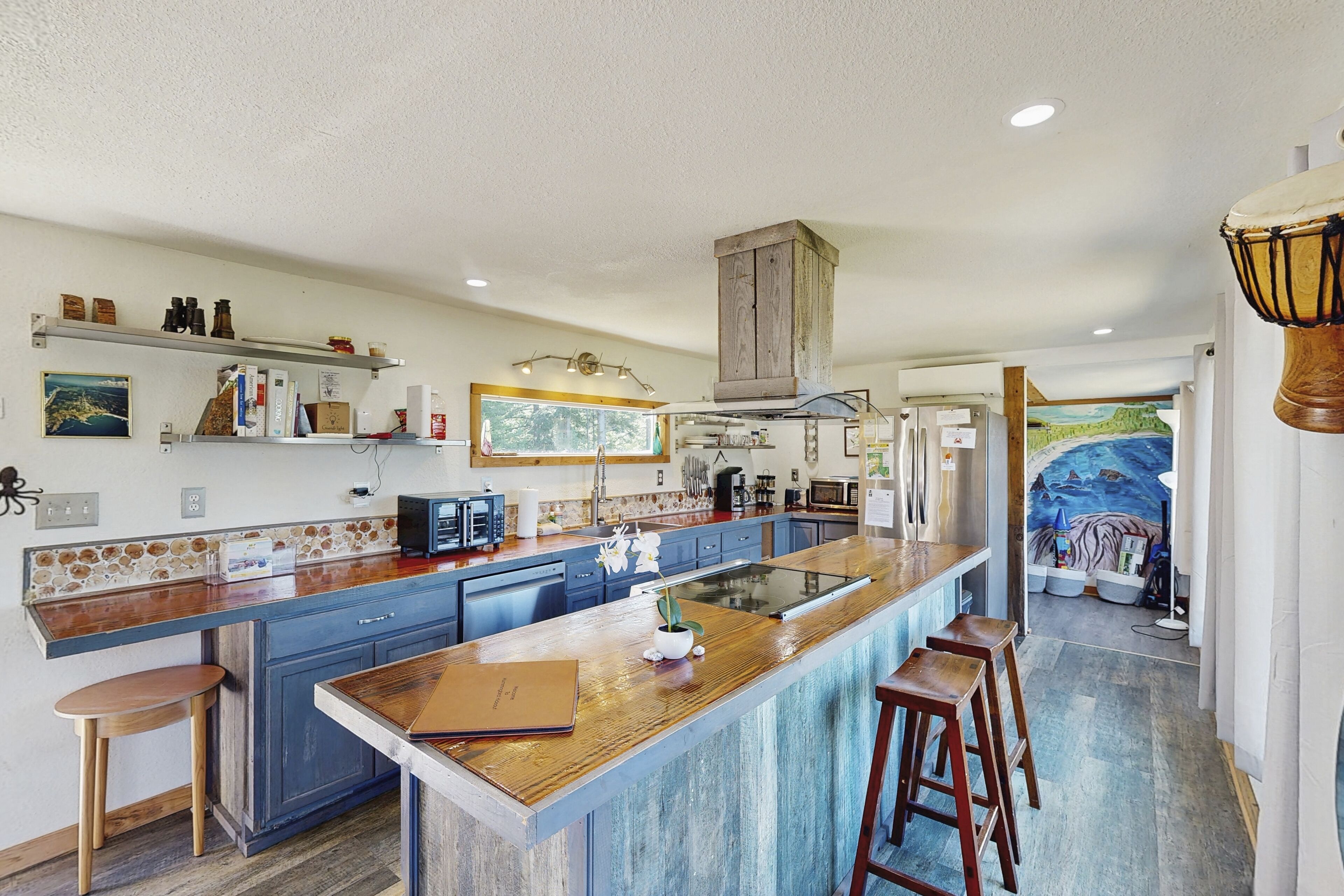 Jääkaappi, mikroaaltouuni, uuni, liesi