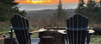 Dog-friendly cabin tucked Into the trees with WiFi, washer/dryer, & ocean views