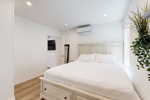 1 bedroom, iron/ironing board, internet, bed sheets - Cozy, Single-Level Getaway with Fast WiFi, Kitchenette, & A/C - Dogs Welcome (Newport Beach)