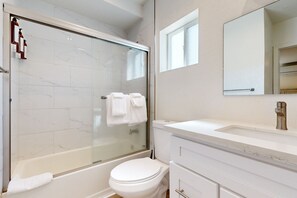 Hair dryer, towels - Cozy, Single-Level Getaway with Fast WiFi, Kitchenette, & A/C - Dogs Welcome (Newport Beach)