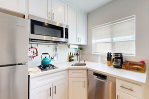 Réfrigérateur, four à micro-ondes, surface de cuisson, lave-vaisselle