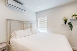 1 bedroom, iron/ironing board, Internet, bed sheets - Cozy, Single-Level Getaway with Fast WiFi, Kitchenette, & A/C - Dogs Welcome (Newport Beach)