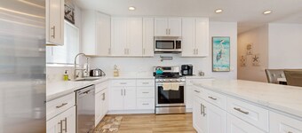 Classic dog-friendly home with fast WiFi, full kitchen, & A/C - near beaches