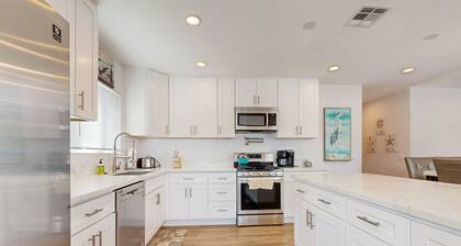 Classic dog-friendly home with fast WiFi, full kitchen, & A/C - near beaches