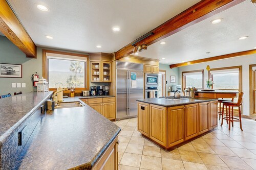 Lake- & mountain-view lodge with hot tub, rooftop deck & pool table, sleeps 10